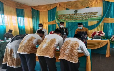 Penandatanganan Fakta Integritas Kepala dan Guru MIN 27 HSU